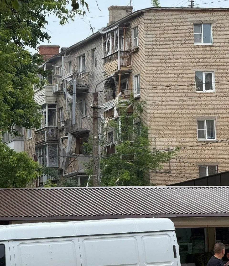 В Щекино дрон попал в многоэтажный дом — жильцов эвакуировали, пострадавших нет. Минобороны сообщает о перехвате 301 украинского беспилотника; в Москве и аэропортах введены ограничения.