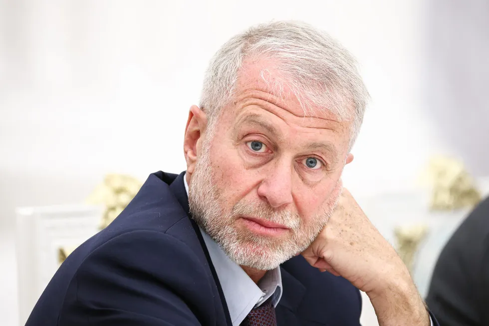 По словам нескольких собеседников, в мае российский бизнесмен Роман Абрамович посетил Киев, встретился с Владимиром Зеленским и передал президенту РФ предложение о личной встрече; официальные комментарии отсутствуют.