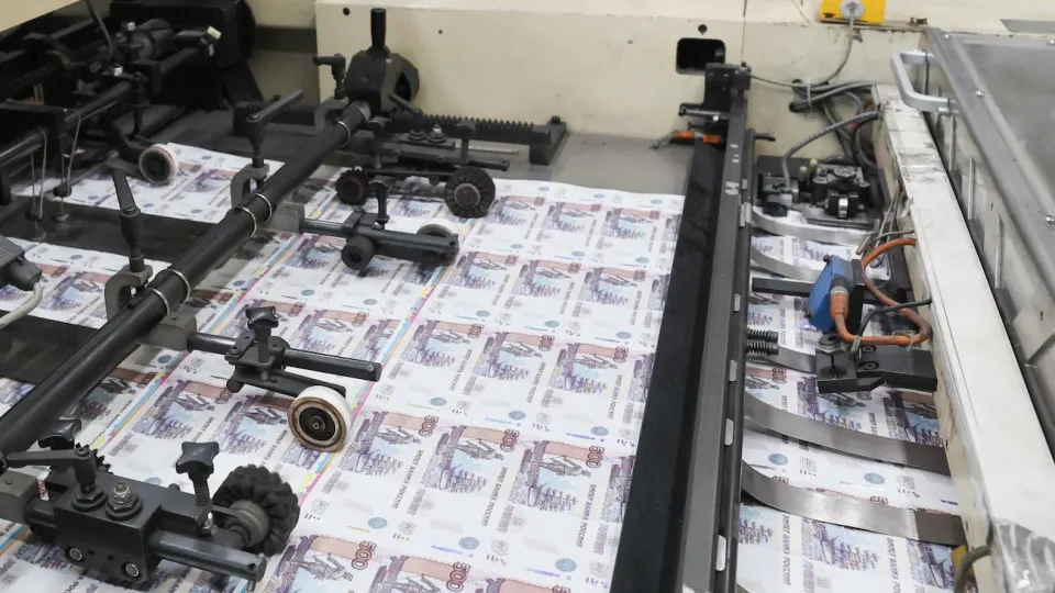 По данным Центробанка, регулятор предоставил банкам почти 4,75 трлн руб. в виде репо под ОФЗ. Механизм покупки облигаций и их залога в ЦБ облегчает финансирование дефицита, но усиливает инфляционные риски.