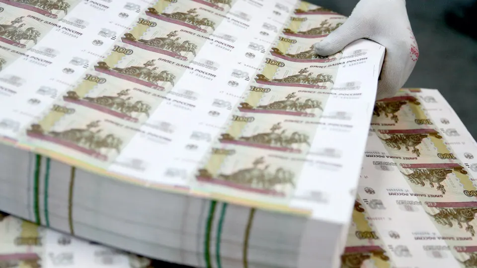 В мае объём наличных вырос на 381,2 млрд рублей — рекорд для этого месяца с начала ведения статистики; с января по май бумажных денег в обращении стало больше на 1,09 трлн руб.
