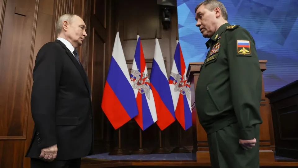Российское военное руководство резко увеличило количество штурмовых атак, стремясь обеспечить полный контроль над Донецкой и Луганской областями; при этом аналитики фиксируют территориальные потери и замедление продвижения войск.