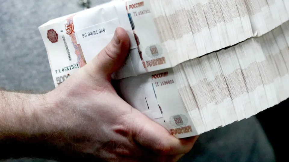 Банк фиксирует увеличившийся спрос на наличные: население и часть бизнеса предпочитают «кэш» на фоне нестабильной работы интернета и опасений по поводу налогов. Центробанк ужесточил контроль за операциями с наличностью.
