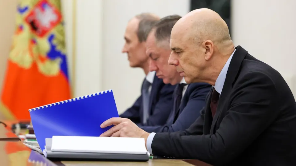 Доходности гособлигаций обновили годовые максимумы, а бюджетный дефицит превысил план — эксперты связывают это с ростом военных расходов, рисками по бюджету и осторожной политикой Центробанка.