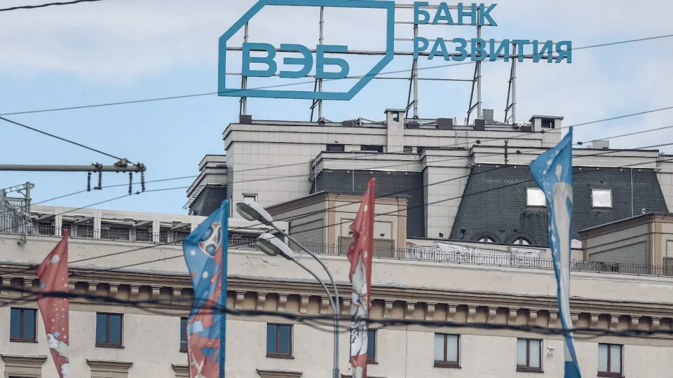 Госкорпорация развития планирует сократить штат и бюджет в условиях «кредитного охлаждения» экономики; решение затронет и дочерние структуры банка на фоне волны сокращений в других отраслях.