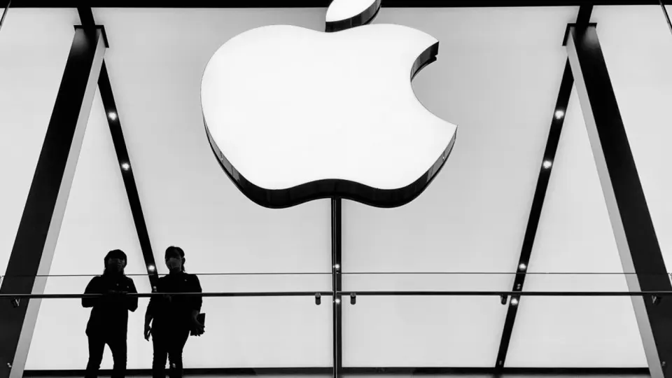Apple удалила ключевые сервисы VK из App Store, сославшись на соблюдение санкций; власти назвали решение политически мотивированным, акции холдинга упали до исторического минимума.