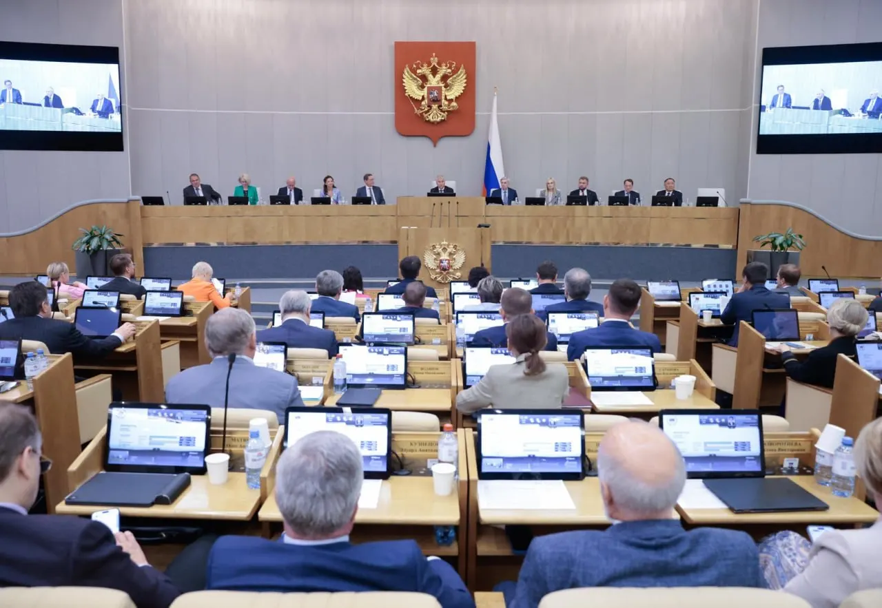 Анализ данных законодательной системы показывает: Госдума утверждает большинство правительственных и почти все президентские инициативы, тогда как депутатские проекты проходят значительно реже.