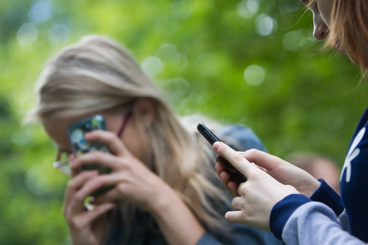 Родители или законные представители смогут уведомлять оператора о том, что SIM‑карта принадлежит ребёнку. Это позволит ограничивать рассылки, блокировать контент 18+ и международные входящие, а операторы будут обязаны бесплатно подключать родительский контроль.