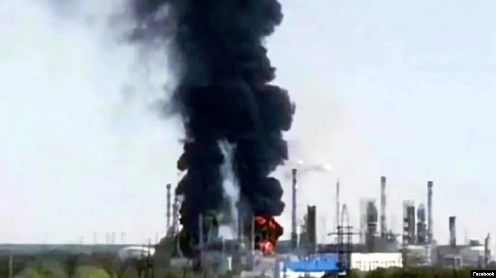 25 июля один из крупнейших независимых тюменских нефтеперерабатывающих заводов приостановил переработку нефти после удара и пожара в производственных установках. Сроки возобновления работы не сообщаются.
