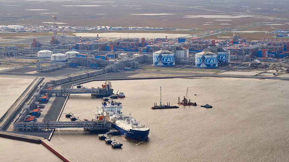 Несмотря на запрет краткосрочных закупок российского газа, в первом полугодии европейские страны закупили рекордные 9,89 млн тонн СПГ с проекта «Ямал СПГ», готовясь к будущим ограничениям и из‑за низкого уровня запасов в ПХГ.