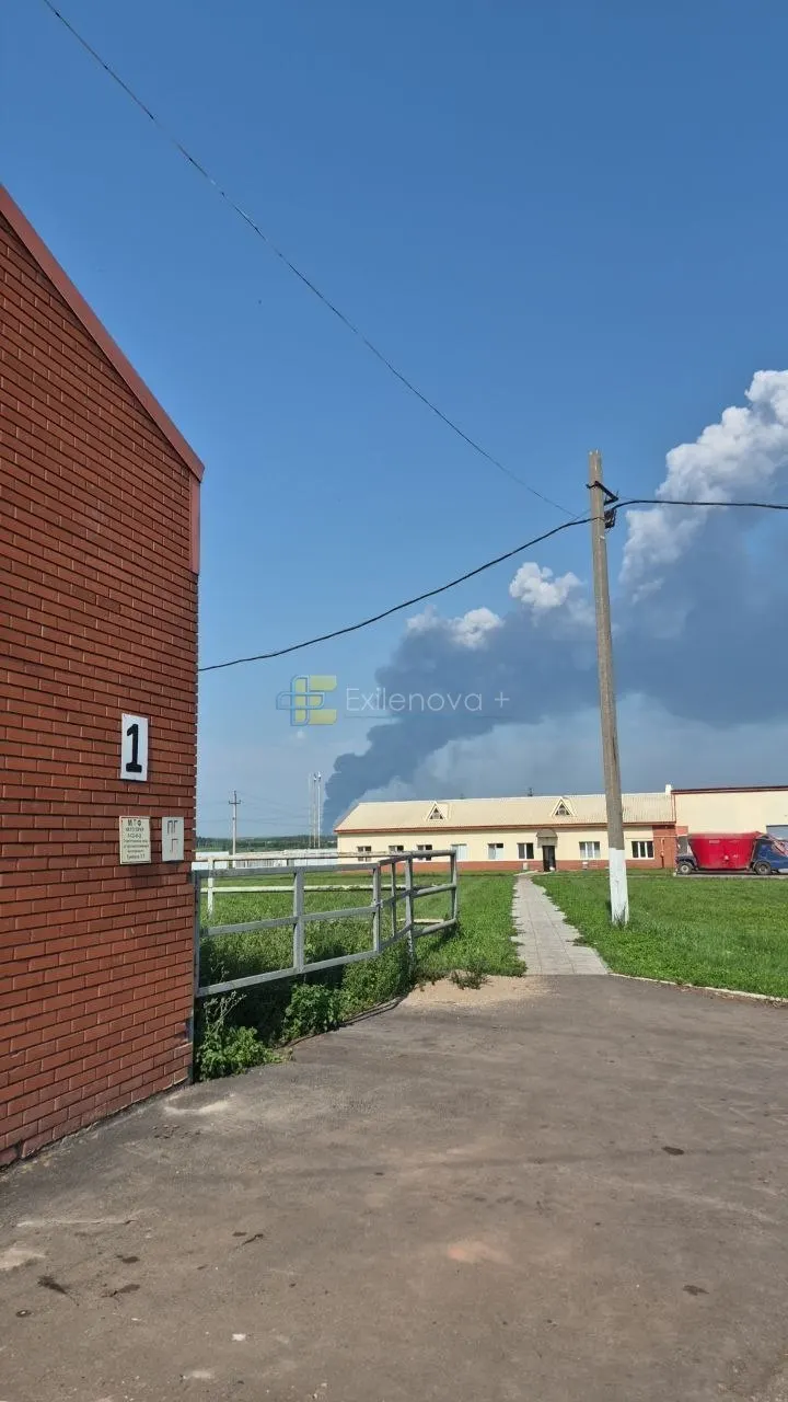 В нескольких областях страны в результате падения беспилотников вспыхнули пожары, есть погибшие и пострадавшие; зафиксированы повреждения складов и объектов топливно-энергетического комплекса.