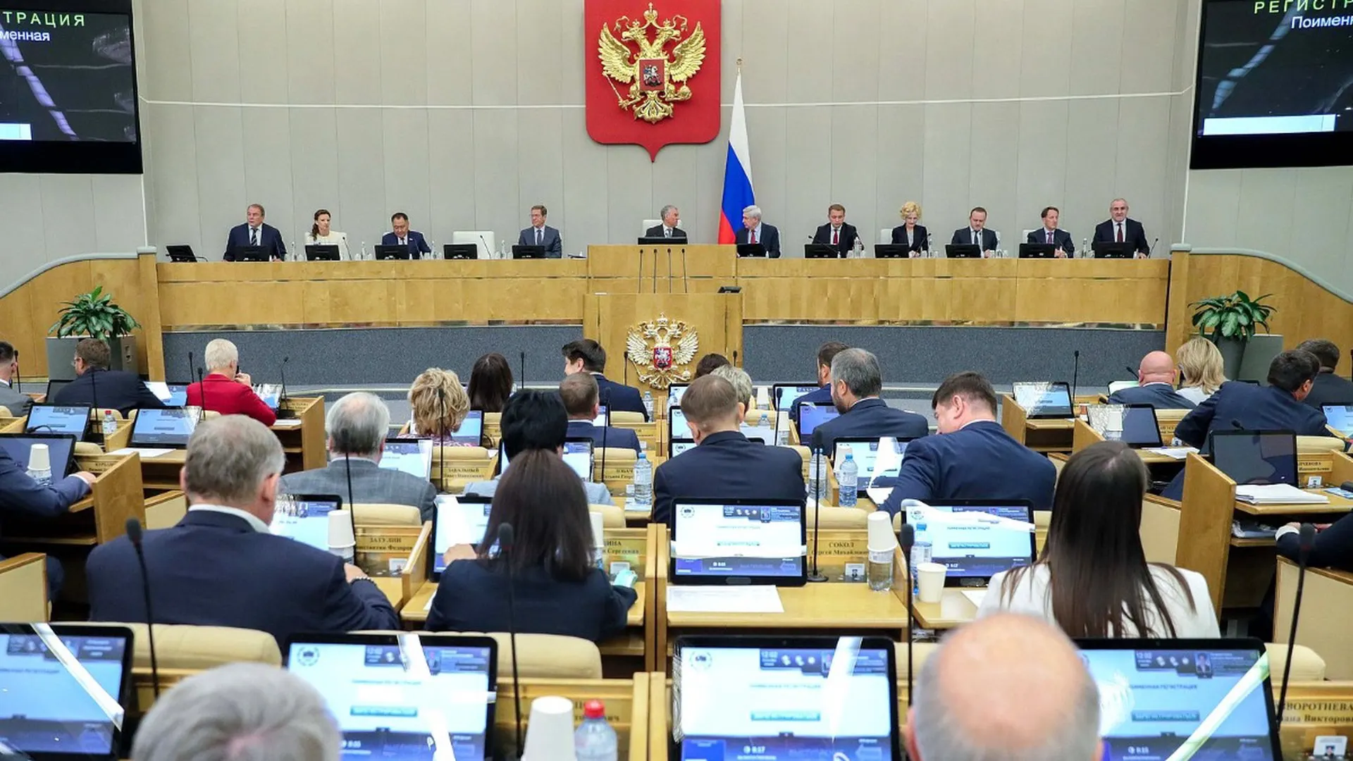 Совет Госдумы рекомендовал включить в повестку 22 июля два законопроекта о запретах для лиц за рубежом, уклоняющихся от исполнения наказания. Реестр таких людей будет вести Минюст, ограничения могут быть приняты в ускоренном порядке.