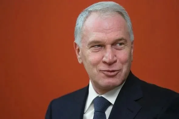 Президент Владимир Путин присвоил Юрию Ковальчуку орден III степени «За заслуги перед Отечеством» за вклад в социальные проекты, сохранение культурно-исторического наследия и благотворительность. Forbes оценивает его состояние примерно в $2 млрд.
