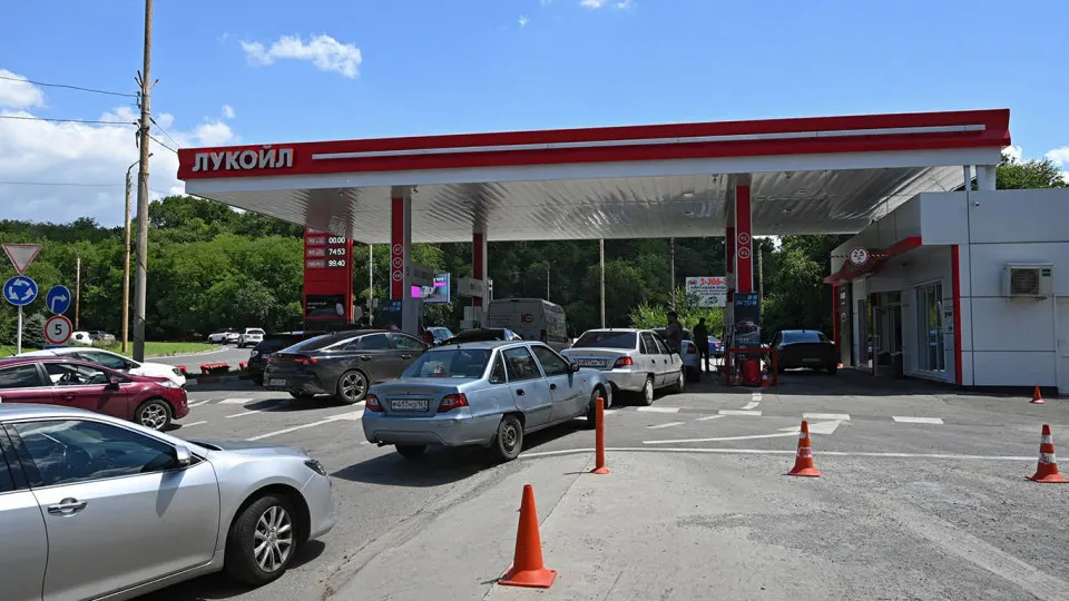 Цена белорусского АИ‑92 выросла на 6% за неделю — до 127 тыс. руб./т и почти вдвое с начала мая. На фоне падения внутреннего производства и ограничений в ряде регионов правительство ищет варианты импорта, но поставки затруднены.
