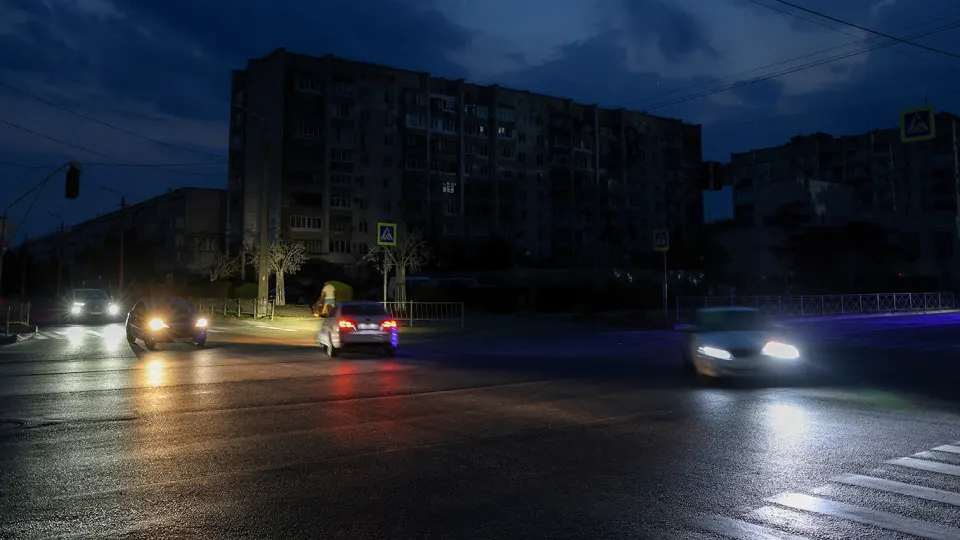 Из‑за дефицита топлива в более чем десяти регионах сокращают пригородные и городские автобусные маршруты, а стоимость проезда повышается. Кризис затрудняет работу перевозчиков и усложняет поездки для жителей.