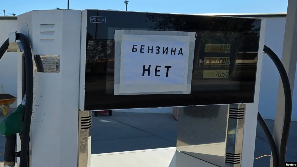 По данным Росстата, в период 23–29 июня 2026 года в Севастополе зафиксирован рекордный недельный рост цен на бензин. В целом по России наблюдается дефицит топлива, ограничения продаж и повышение цен в большинстве регионов.