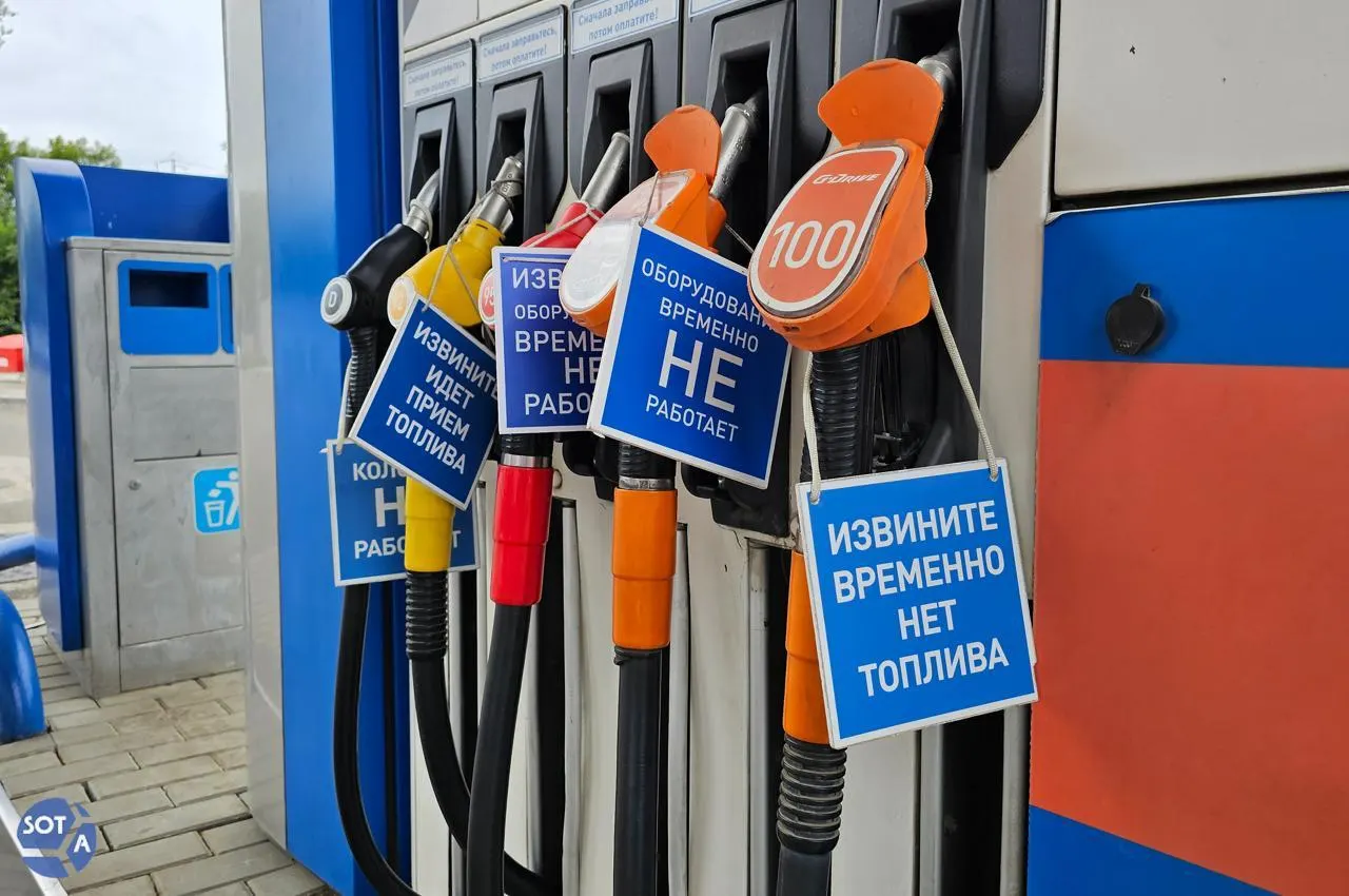 За первые 25 дней июня в страну ввезли 141 тыс. тонн бензина из Беларуси — рекордный месячный объём поставок. Эксперты считают, что это не закроет дефицит, поэтому Россия также наращивает импорт из других стран и вводит меры для увеличения выпуска высокооктанового топлива.