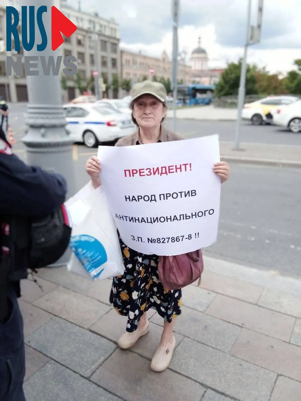 В столице задержали Наталью Шамину, которая вышла на одиночный пикет против законопроекта о передаче регионам права снимать памятники с охраны. Градозащитники опасаются массовых сносов в интересах застройщиков.