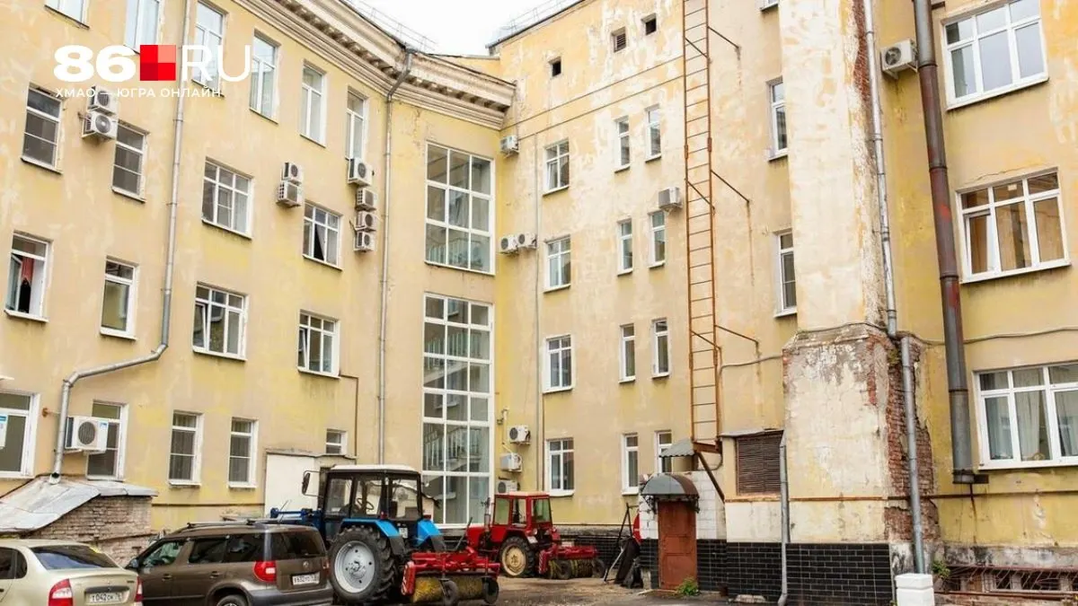 Решение о переустройстве дворовой территории под парковку принимается на общедомовом собрании и должно учитывать права собственников и требования местных нормативов.