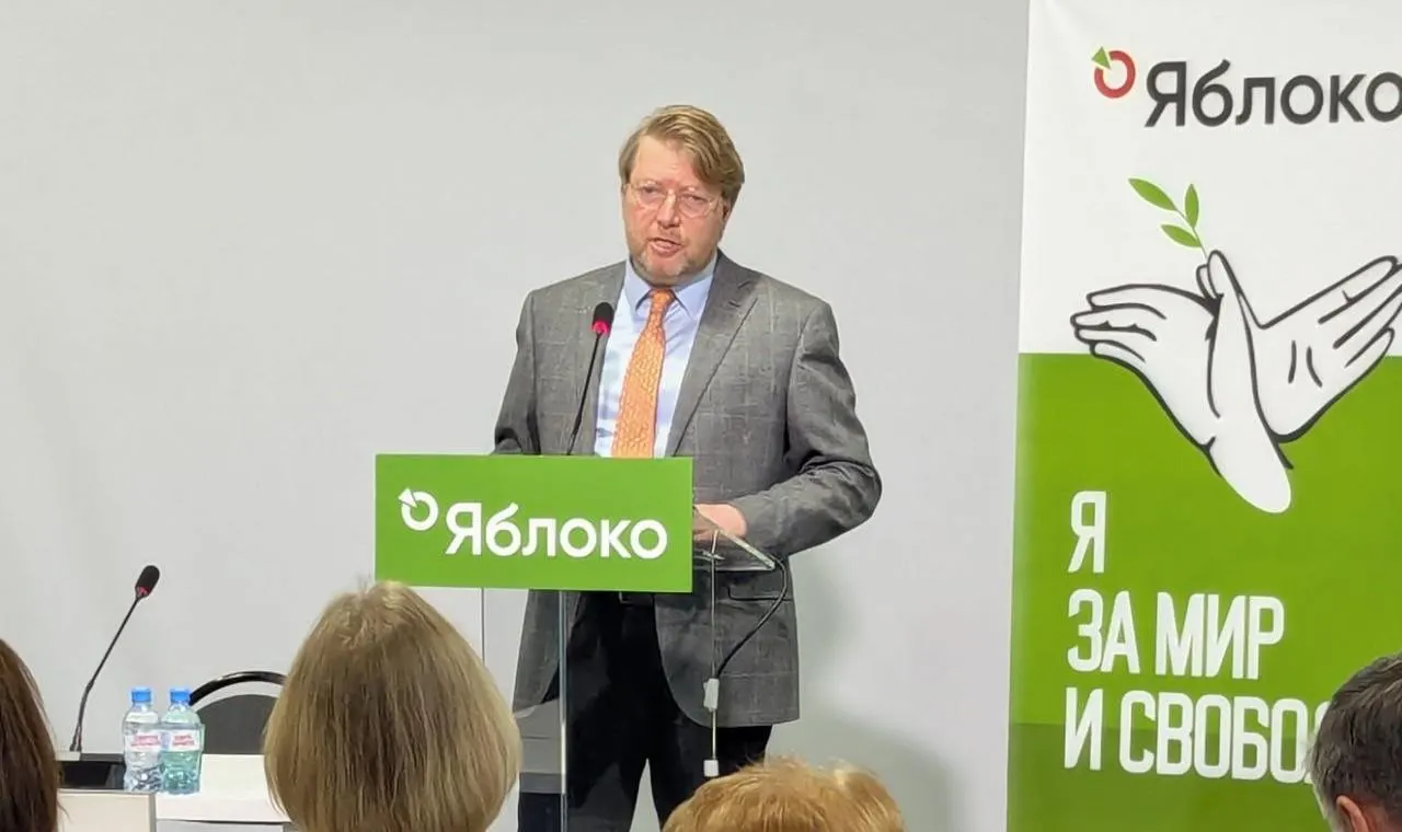 Верховный суд оставил в силе решение Выборгского районного суда Санкт‑Петербурга о штрафе председателю «Яблока» Николаю Рыбакову за публикацию с изображением, которое власти связали с экстремизмом. Партия намерена обжаловать решение в Конституционном суде.