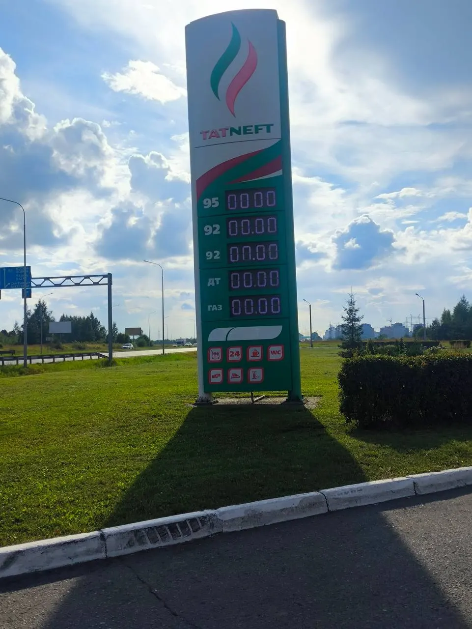 Из‑за дефицита топлива в Чебоксарах подорожали прогулочные рейсы по Волге, а ночная атака беспилотников по Ярославскому НПЗ усугубила перебои в нефтепереработке и вынудила искать импорт бензина.