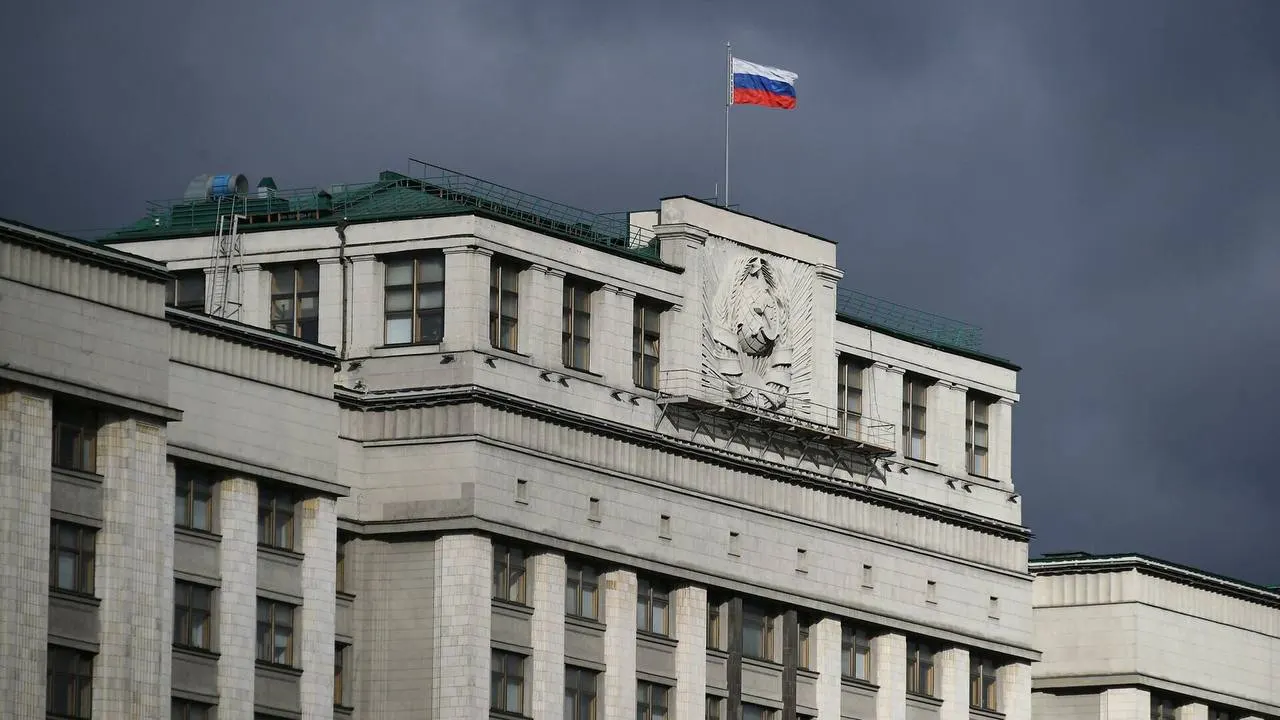 Госдума рассмотрит законопроект, который вводит комплекс ограничений для россиян, уехавших из страны: блокировки банковских сервисов и счетов, запрет на ряд госуслуг, ограничения с операциями с недвижимостью и создание публичного реестра. Документ может вступать в силу сразу после публикации.
