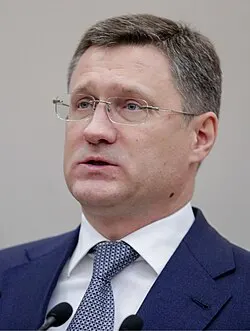 Вице‑премьер Александр Новак сообщил, что запрет на экспорт бензина будет продлён до конца года. Ограничение на экспорт дизеля, по его словам, снимут «по мере восстановления рынка», чтобы избежать избыточных объёмов и снижения переработки на заводах.