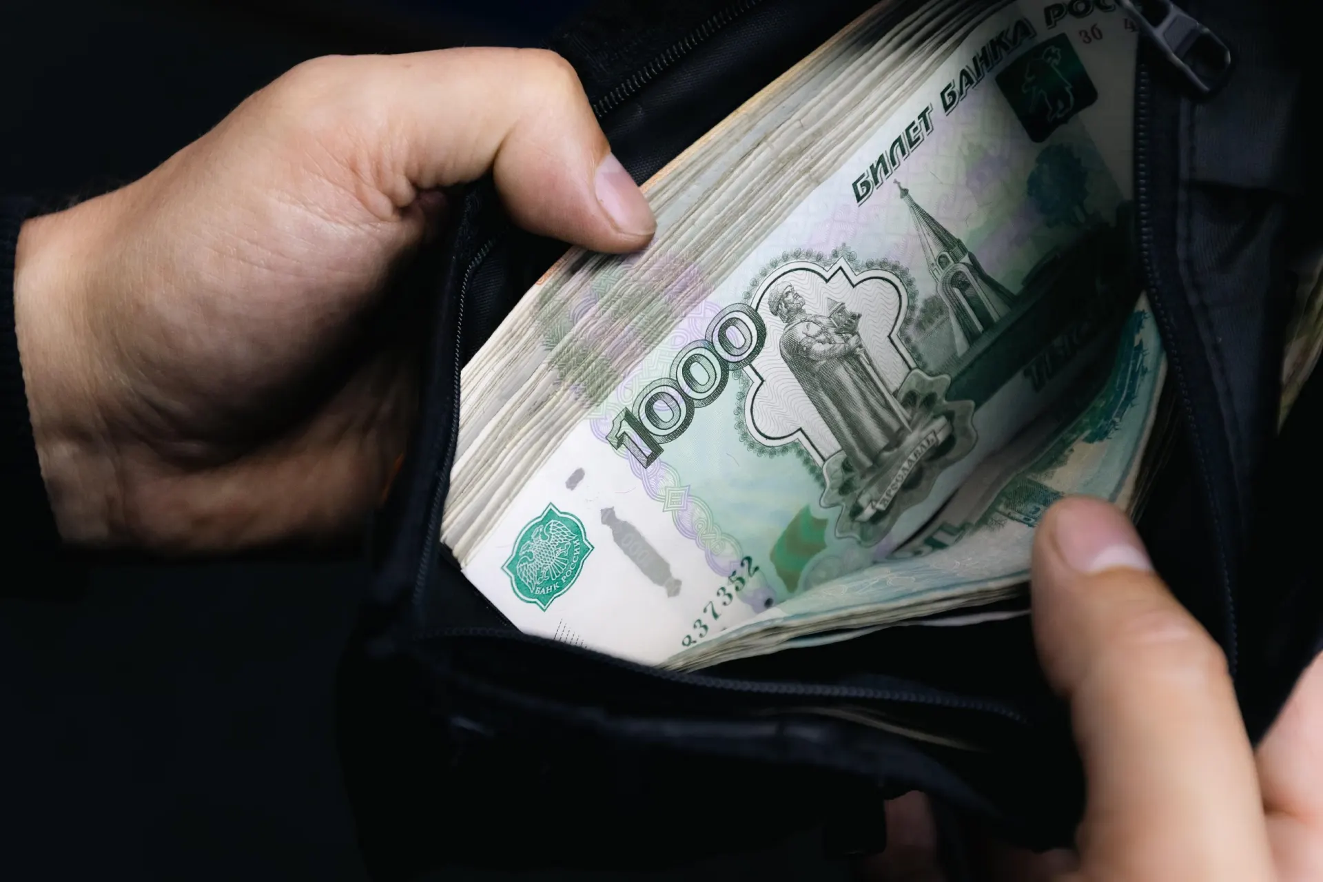Центробанк объяснил, почему замедление инфляции не сопровождается мгновенным снижением цен. Экономист Алексей Заботкин предупредил о рисках дефляции и необходимости осторожной экономической политики.