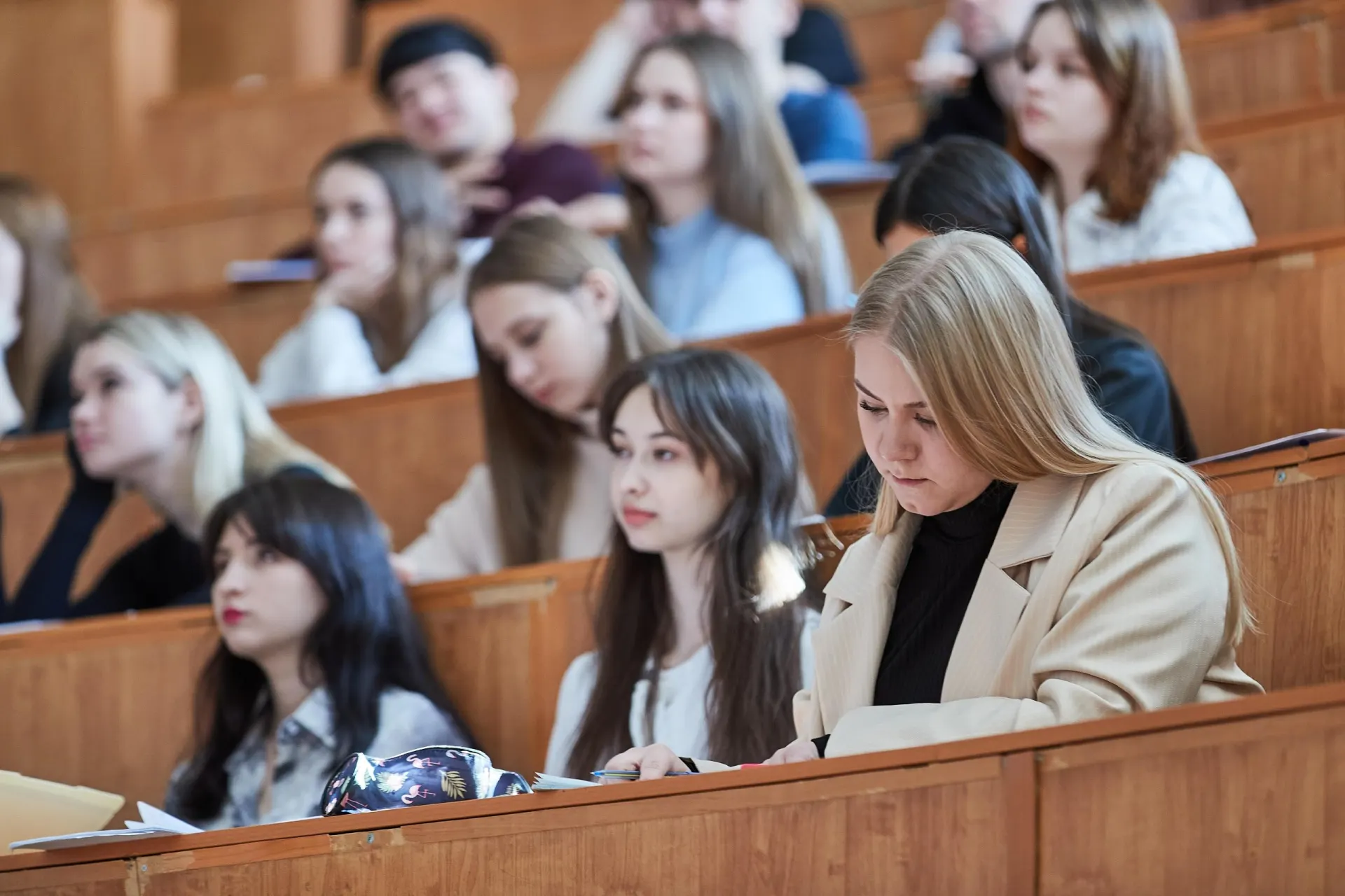 Студентов по целевым договорам теперь могут отчислять в любой момент, а вместо штрафов введена обязанность возместить стоимость обучения — нововведения усиливают контроль за исполнением обязательств.