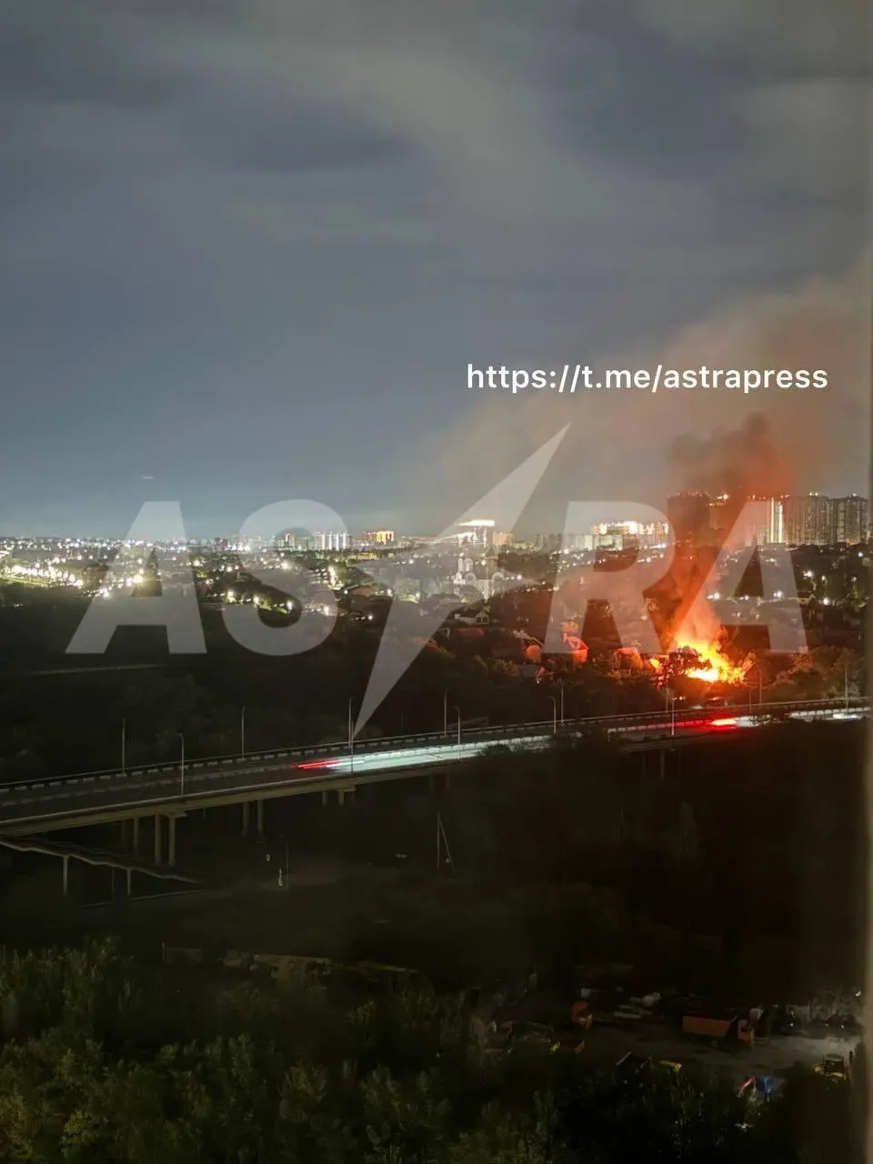 За ночь — жертвы и пожары после ударов дронов в российских городах, удары по Украине, рейды в петербургских ТЦ, аудиоспектакль калининградской правозащитницы и изменения в правилах платформ электронной торговли.
