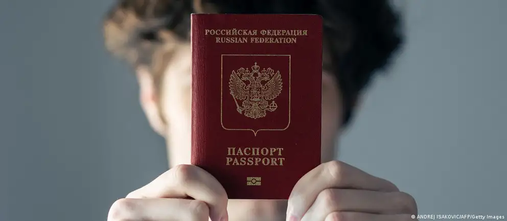 Из-за возражений Франции и Италии в проекте визового запрета для россиян исключили тыловой и административный персонал: ограничения предлагают вводить лишь для тех, кто непосредственно участвовал в боевых действиях в Украине. Исключения расширили по гуманитарным и госинтересам.