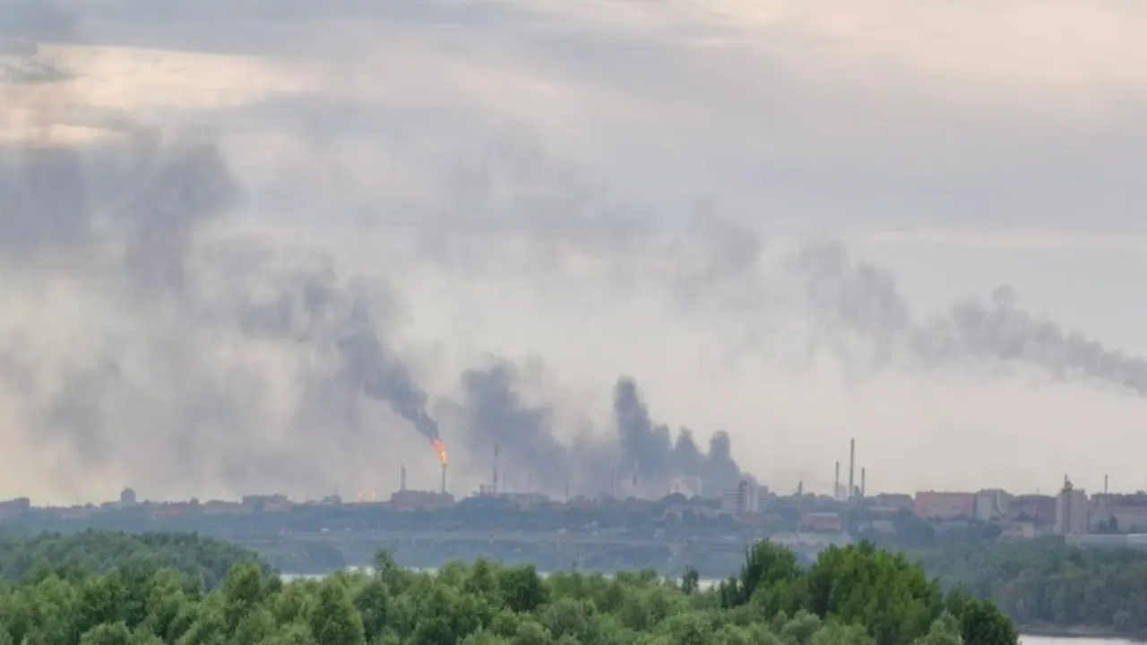 Беспилотники впервые достигли Омска: после взрывов на Омском нефтеперерабатывающем заводе возник крупный пожар. В регионе введены ограничения воздушного движения, власти подтверждают сбитые БПЛА.