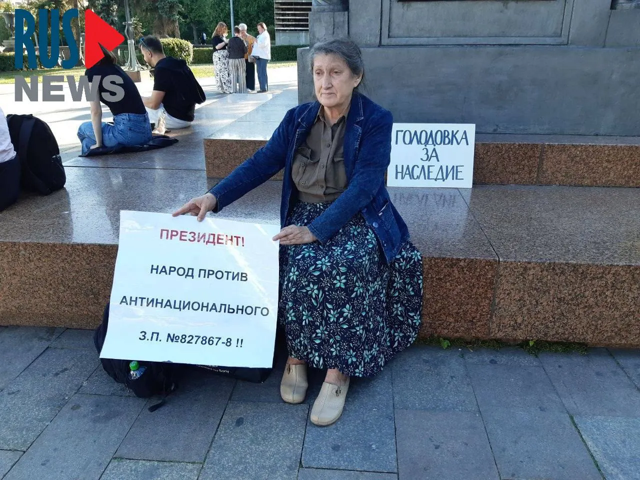 Председатель новосибирского отделения ВООПИК Наталья Шамина устроила голодовку у памятника Кириллу и Мефодию в Москве в знак протеста против законопроекта о передаче регионам права исключать объекты культурного наследия из реестра; через час после начала акции её задержала полиция.