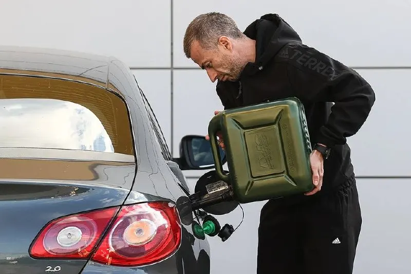 Из‑за остановок ряда нефтеперерабатывающих заводов властям разрешили продажу бензина стандарта «Евро‑3». Экологи предупреждают о риске ухудшения качества воздуха в городах и росте вредных выбросов.