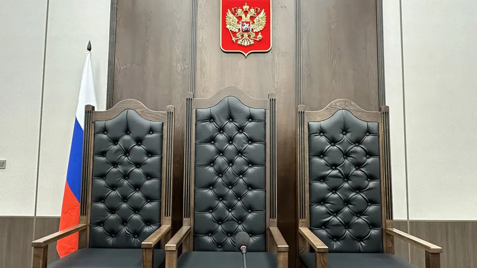 Правительственная комиссия одобрила инициативу о смягчении требований к образованию для ряда должностей в аппаратах судов: изменения касаются секретарей заседаний, консультантов и специалистов в апелляционных, кассационных и арбитражных инстанциях. Авторы законопроекта рассчитывают сократить дефицит кадров, эксперты предупреждают о рисках временной текучки и необходимости улучшать условия труда.