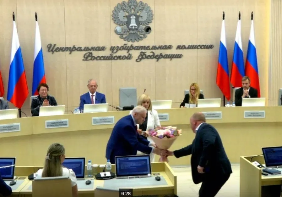 На 28-м заседании комиссия единогласно утвердила списки эсеров, оформила удостоверение лидеру партии, назначила члена с правом совещательного голоса и заверила список финансовых уполномоченных «Яблока» в регионах.