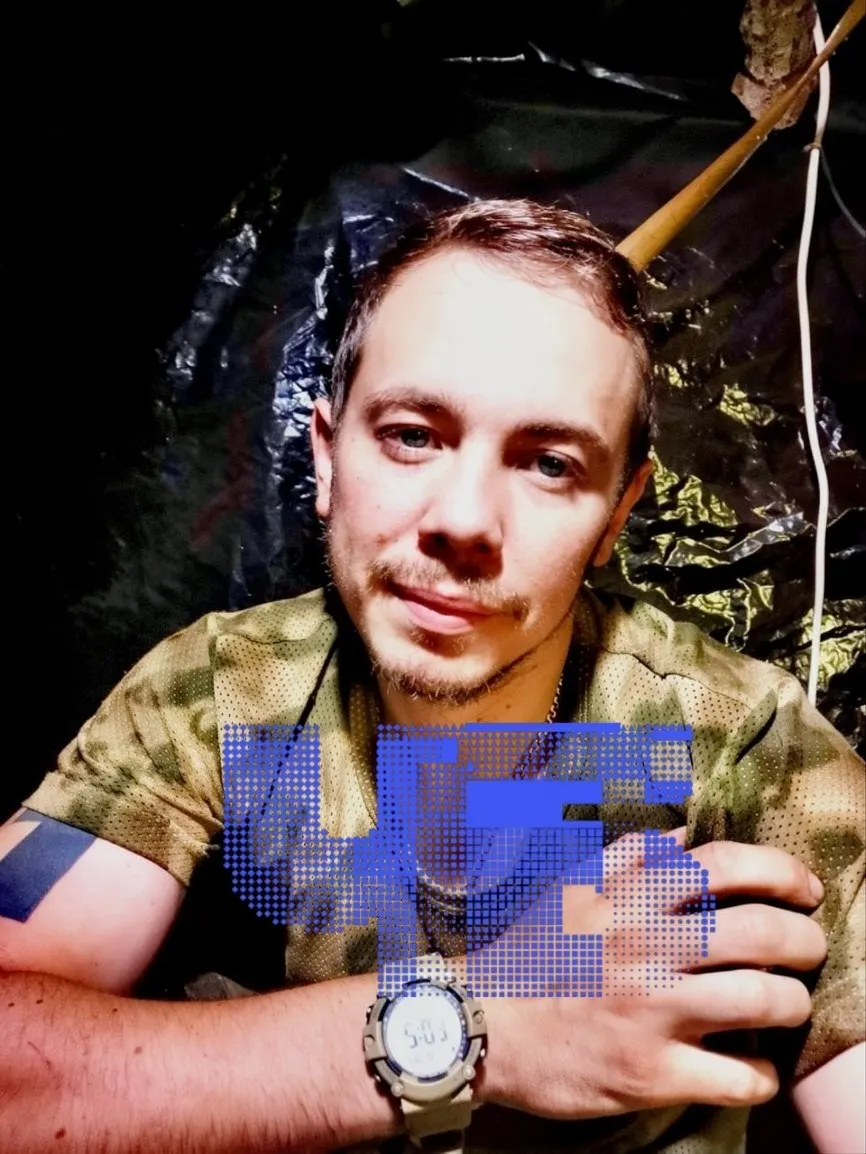 Отец обвиняет военные ведомства и чиновников: тело его сына тайно похоронили в Балтийске (Калининградская область), родителей не уведомили. По закону право распоряжаться телом и выплатами закреплено за супругой, что оставило родителей без возможности проститься.