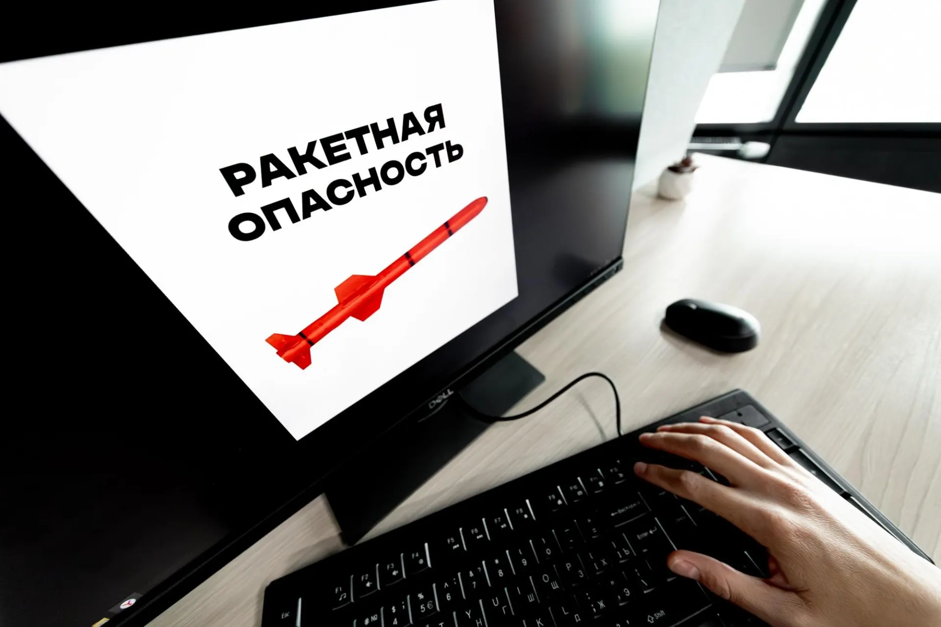 Воздушная тревога прозвучала в Воронежской области и в нескольких других регионах России. Жителям советуют оставаться в укрытиях и следовать указаниям экстренных служб.