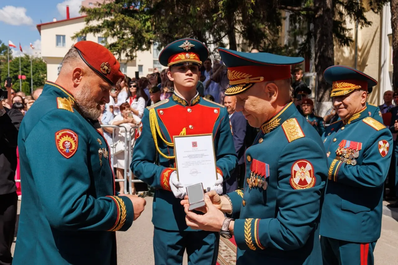 Начальнику саратовского института войск Национальной гвардии Александру Белоглазову вручили погоны генерал-лейтенанта — награду вручал заместитель директора Росгвардии.