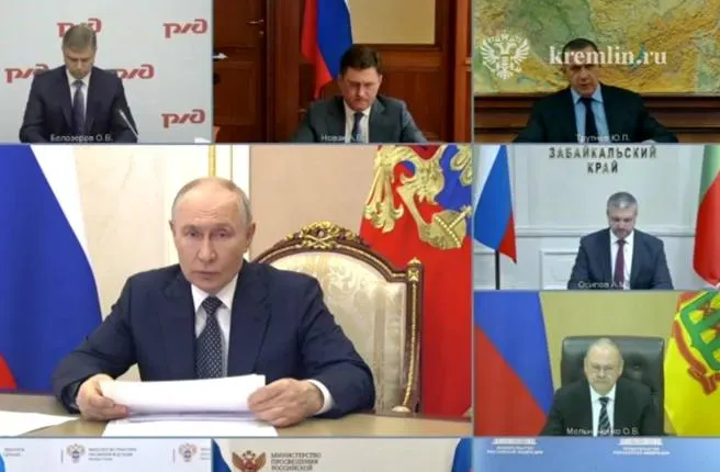 На совещании с президентом обсуждали работу топливного и транспортного комплексов: обеспечение госорганов и граждан, привлечение малого и среднего бизнеса к производству нефтепродуктов и увеличение импорта.