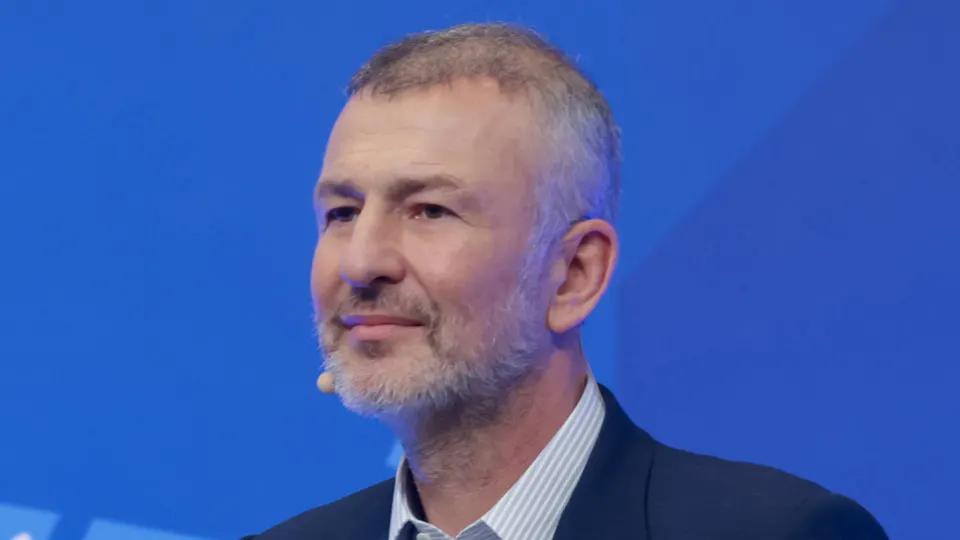 После угрозы изъятия СИБЭКО её владелец договорился о мировом соглашении и перечислил в пользу образовательного центра 32 млрд рублей — сумма почти равна цене покупки компании.