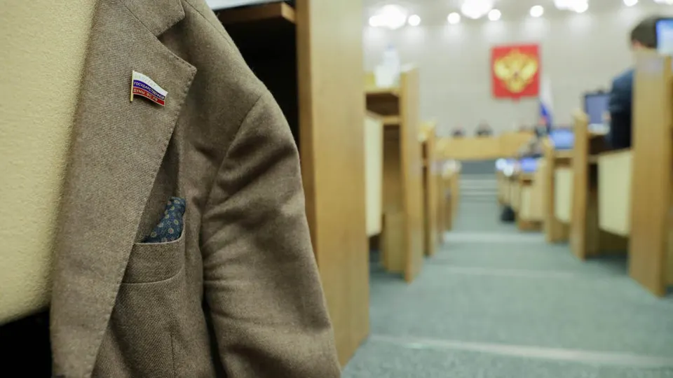 Правительство поддержало инициативу, которая исключает наказания для депутатов региональных парламентов за отсутствие или несвоевременную подачу деклараций о доходах; документ требует доработки.