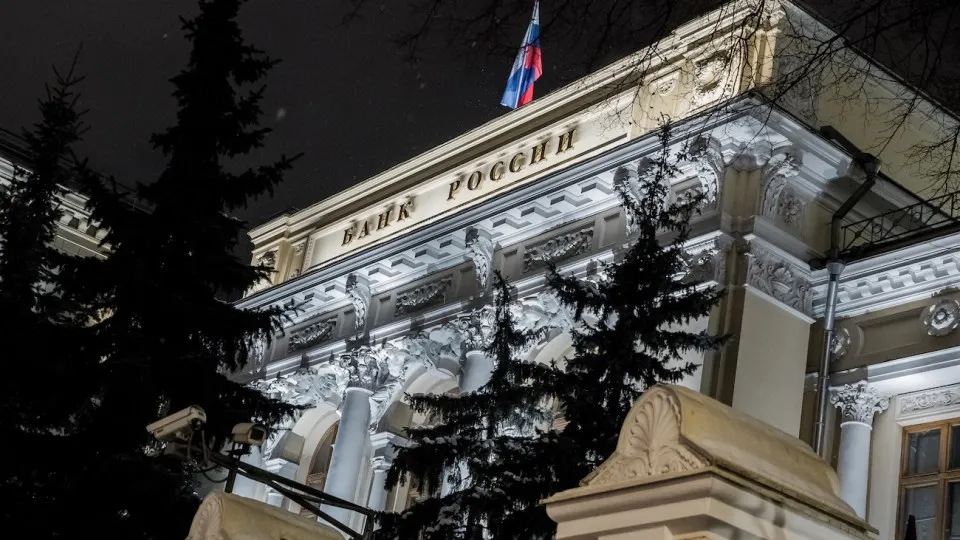 За три недели июля банки получили у Центробанка дополнительные репо‑займы на 2,099 трлн рублей, а общая задолженность достигла 6,243 трлн. Экономисты отмечают рост дефицита рублевой ликвидности и предупреждают о возможной помощи банкам за счёт бюджета.