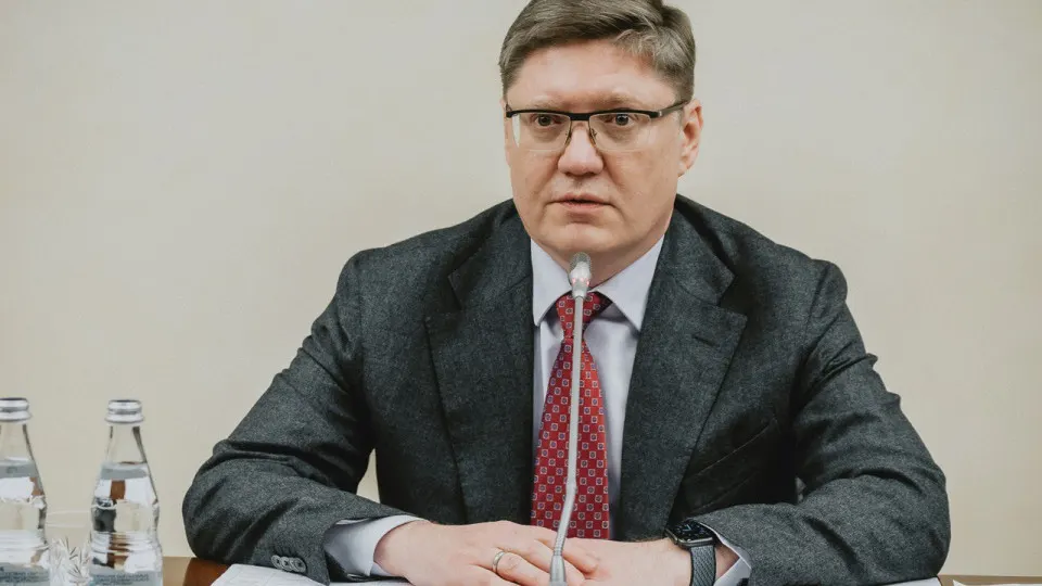 Заместитель руководителя фракции «Единая Россия» связал недовольство из‑за дефицита топлива с ударами по НПЗ и пообещал оперативное решение проблемы; в регионах введены ограничения на продажу бензина.
