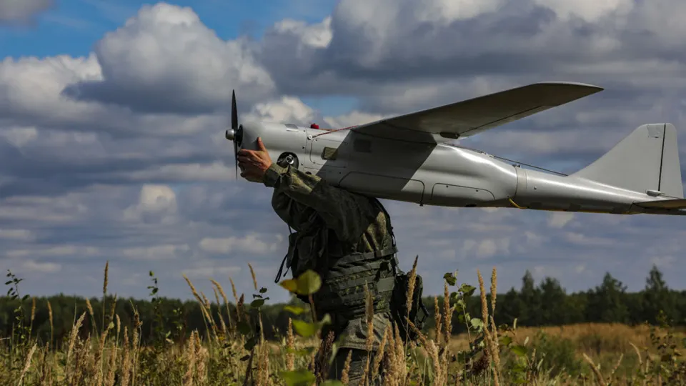 Совместное зарубежное расследование выявило, что тесное военно-техническое взаимодействие между Китаем и Россией продолжается не менее трёх лет: обмен технологиями, обучение и поставки компонентов помогли внедрить автономные «роевые» боеприпасы и отработать способы нейтрализации спутниковых систем связи.