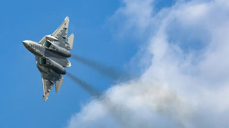 Минпромторг потребовал от АО «Авиационная и морская электроника» взыскать 257,1 млн рублей за многолетнюю просрочку по контракту «Дисплей-И7». Проект по замене импортных газоразрядных модулей для военной техники столкнулся с многолетней задержкой и сокращением финансирования.