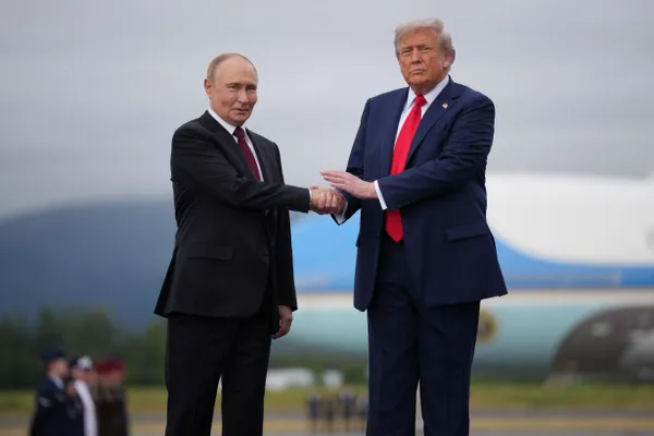 По информации источников, близких к Кремлю, Россия исключила территориальные уступки и намерена добиваться полного контроля над Донбассом; переговоры возможны только после захвата Донецкой области.