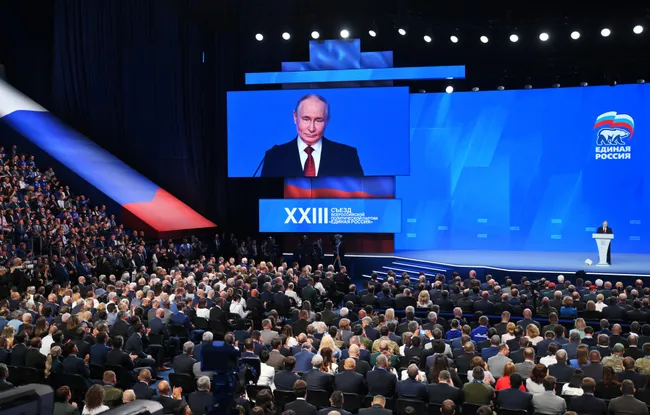 Администрация президента скорректировала KPI для партии власти в ряде регионов — с первоначальных 55–60% до примерно 45–50%. Причины — падение рейтингов, экономические трудности и усталость общества от войны.