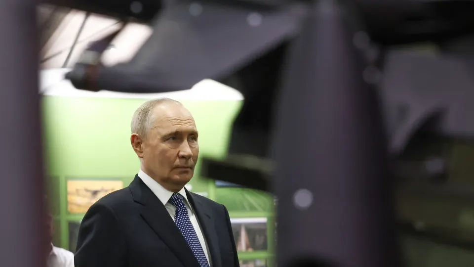 По словам президента, свыше 20 млн человек объединились вокруг ОНФ и добровольно перечислили около 70 млрд рублей на цели специальной военной операции. Между тем государственные расходы на оборону продолжают расти — в первом квартале 2026 года военные траты оценили примерно в 5,9 трлн руб., на них пришлось около 46% федерального бюджета.