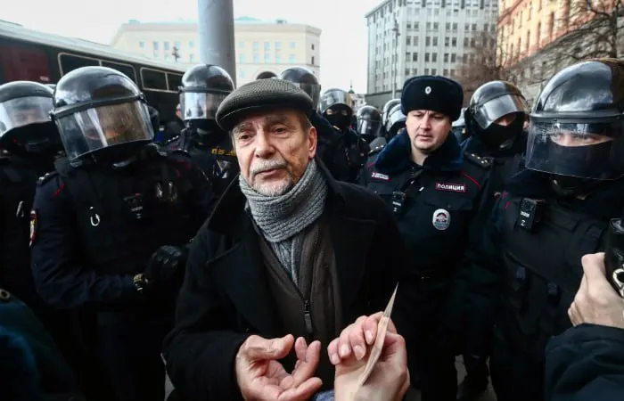 В Хорошевском суде Москвы началось заочное рассмотрение дела против 84‑летнего Льва Пономарёва. Обвинение просит 6,5 года колонии и запрет администрировать сайты на 10 лет.