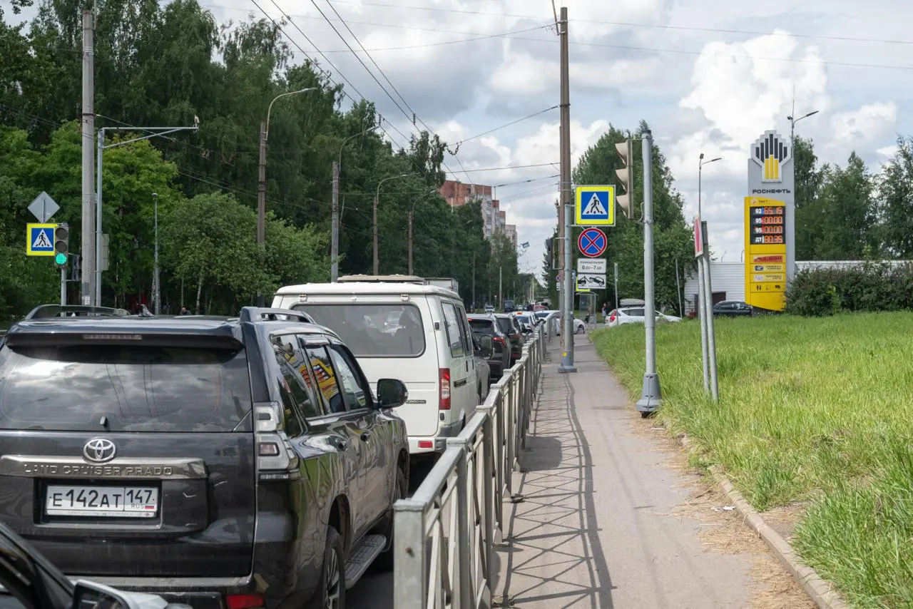 Несмотря на июльское разрешение оборота бензина стандарта Евро-3, проверки на нескольких заправках Санкт‑Петербурга показали, что в городе по-прежнему продают топливо уровня Евро‑5. Сотрудники АЗС советуют водителям сверять паспорта качества на колонках.
